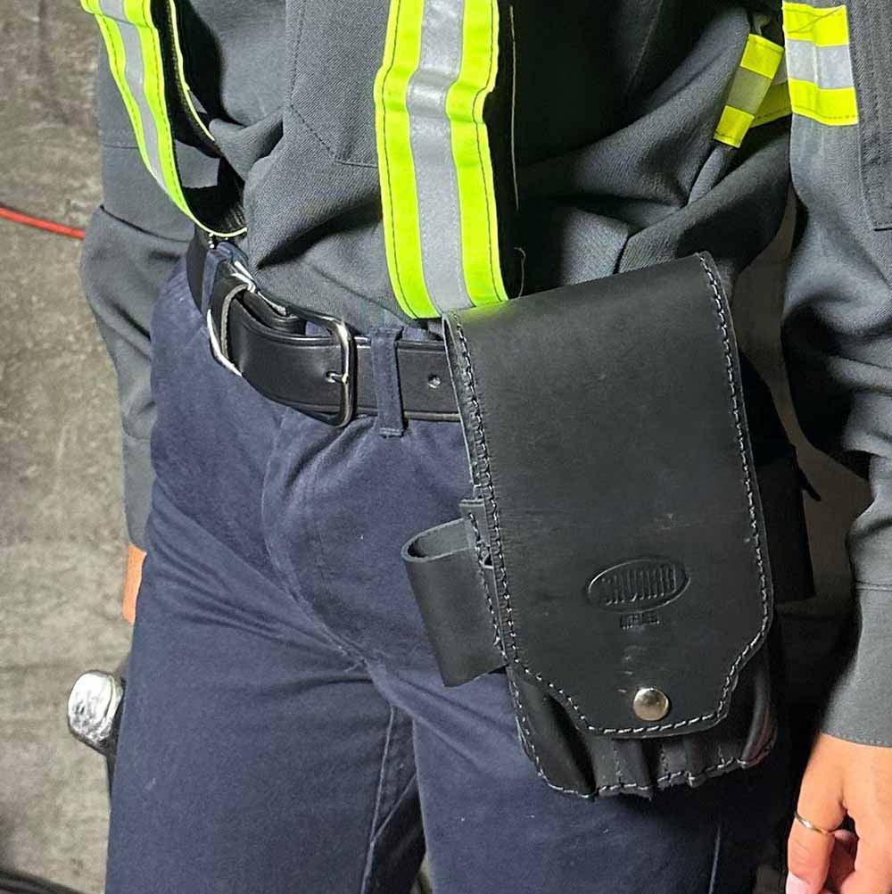 Zoom sur une personne portant une ceinture en cuir et un étui en cuir pour outil.